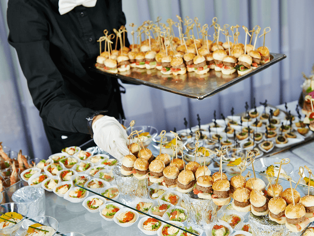 Catering - čašník s podnosom